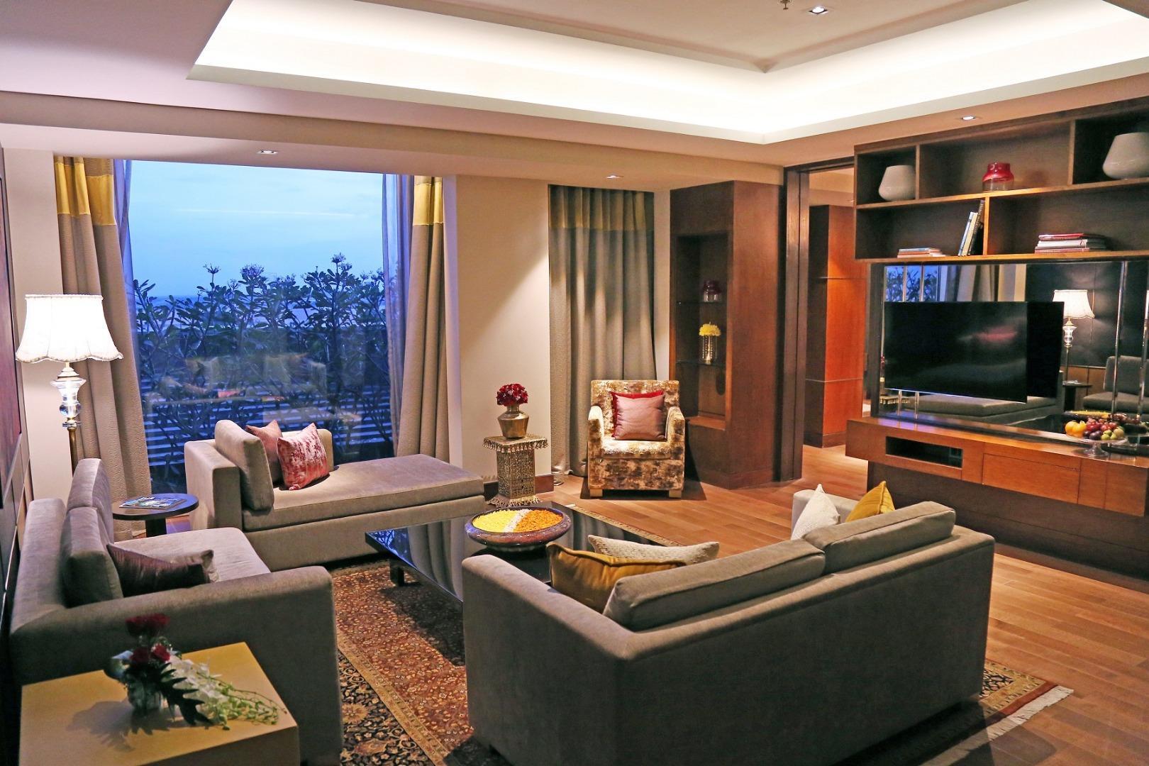 Taj Bangalore Devanahalli Dış mekan fotoğraf A living room in a suite at the Taj Mahal Palace, Mumbai