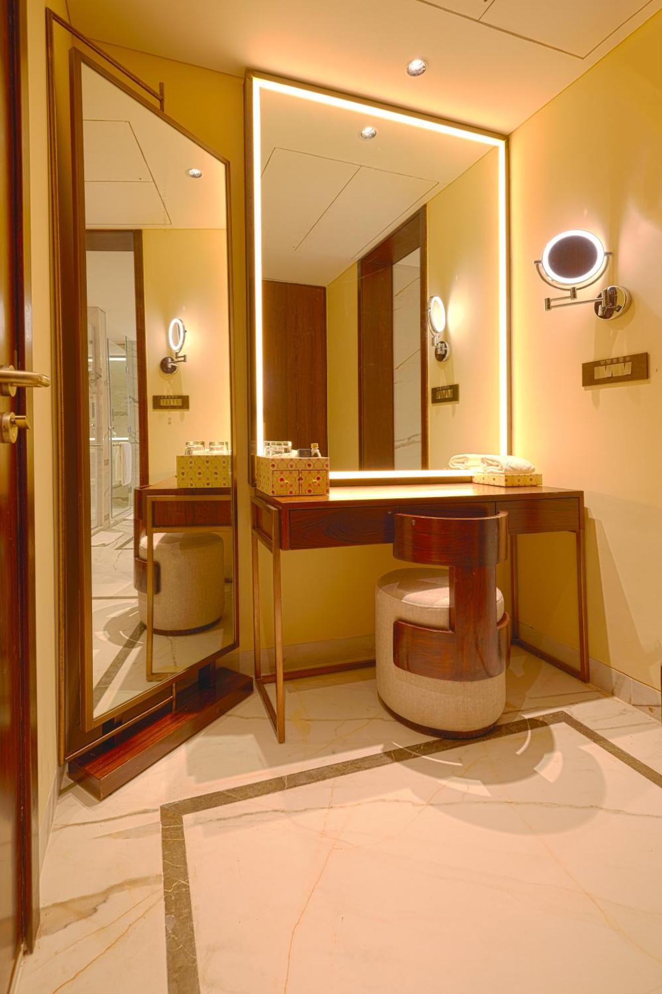 Taj Bangalore Devanahalli Dış mekan fotoğraf A dressing table