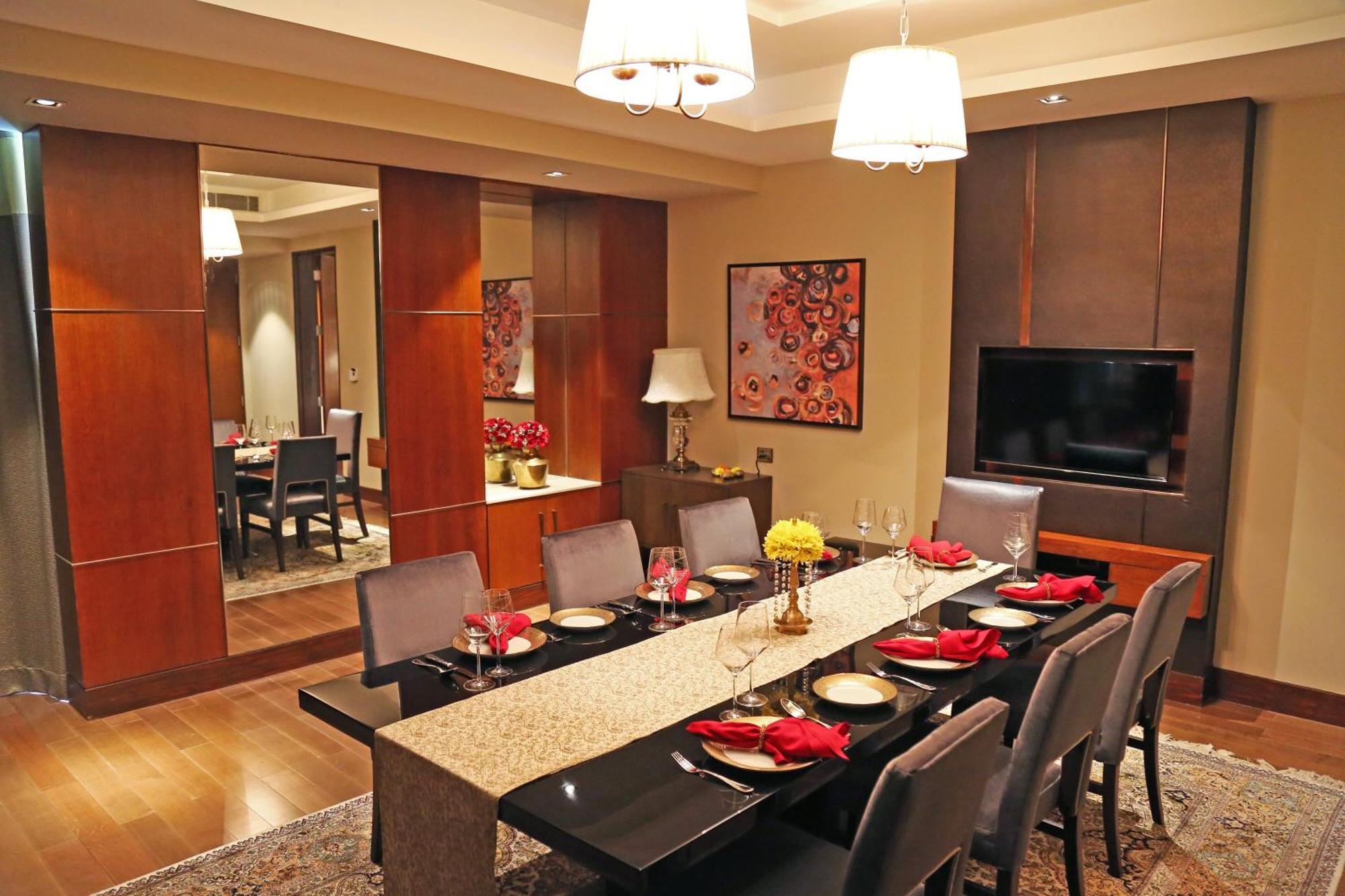 Taj Bangalore Devanahalli Oda fotoğraf A dining room