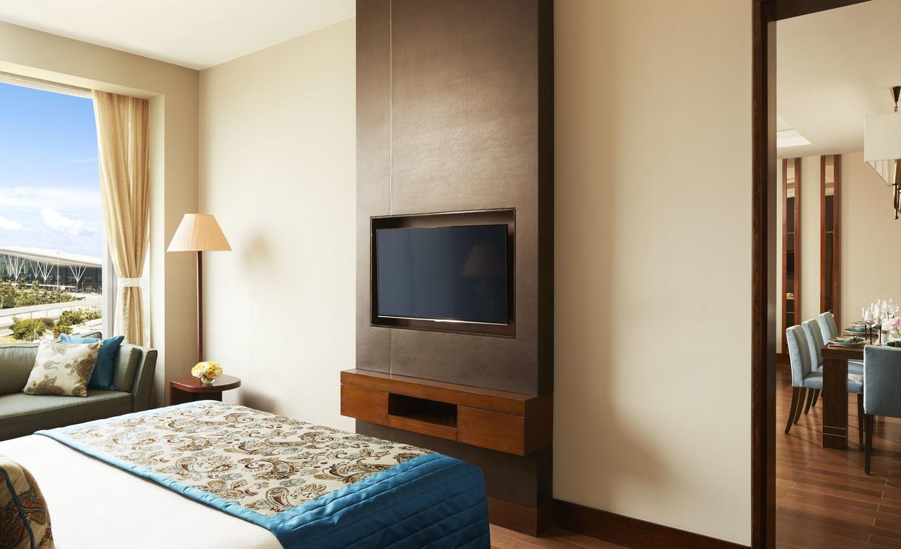 Taj Bangalore Devanahalli Dış mekan fotoğraf A television set in a hotel room